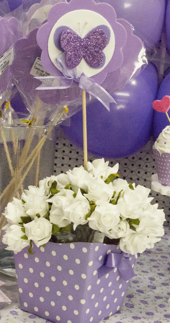 Decoração simples e delicada / bolo dia das mães ,detalhe em lilás