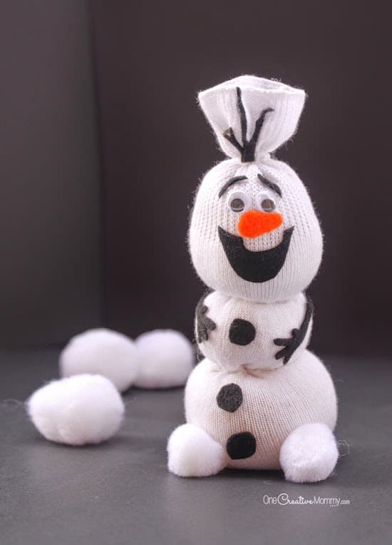 Passo a passo: Olaf de Frozen feito com meias - Lojas Linna