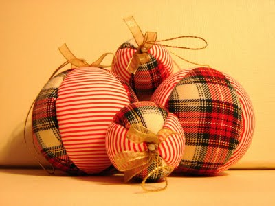 Bolas de natal com tecido e isopor - Lojas Linna