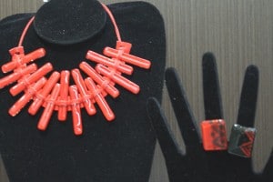 Artesanato Missões - anéis e colares em vidro reciclado