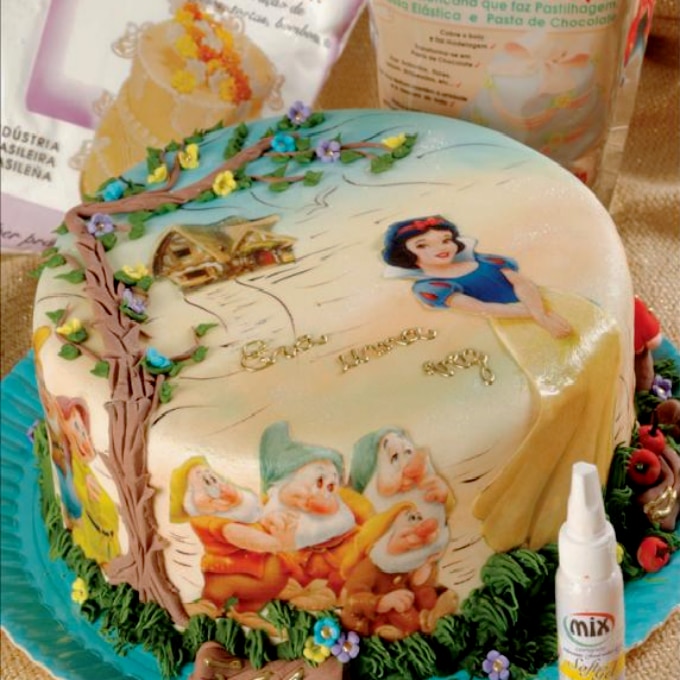 bolo decorado das princesas com papel de arroz 